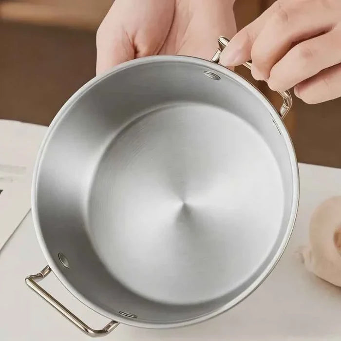 Stainless steel noodle bowl with handle, ideal for ramen, soup, and salads, suitable for home, camping, and picnics.